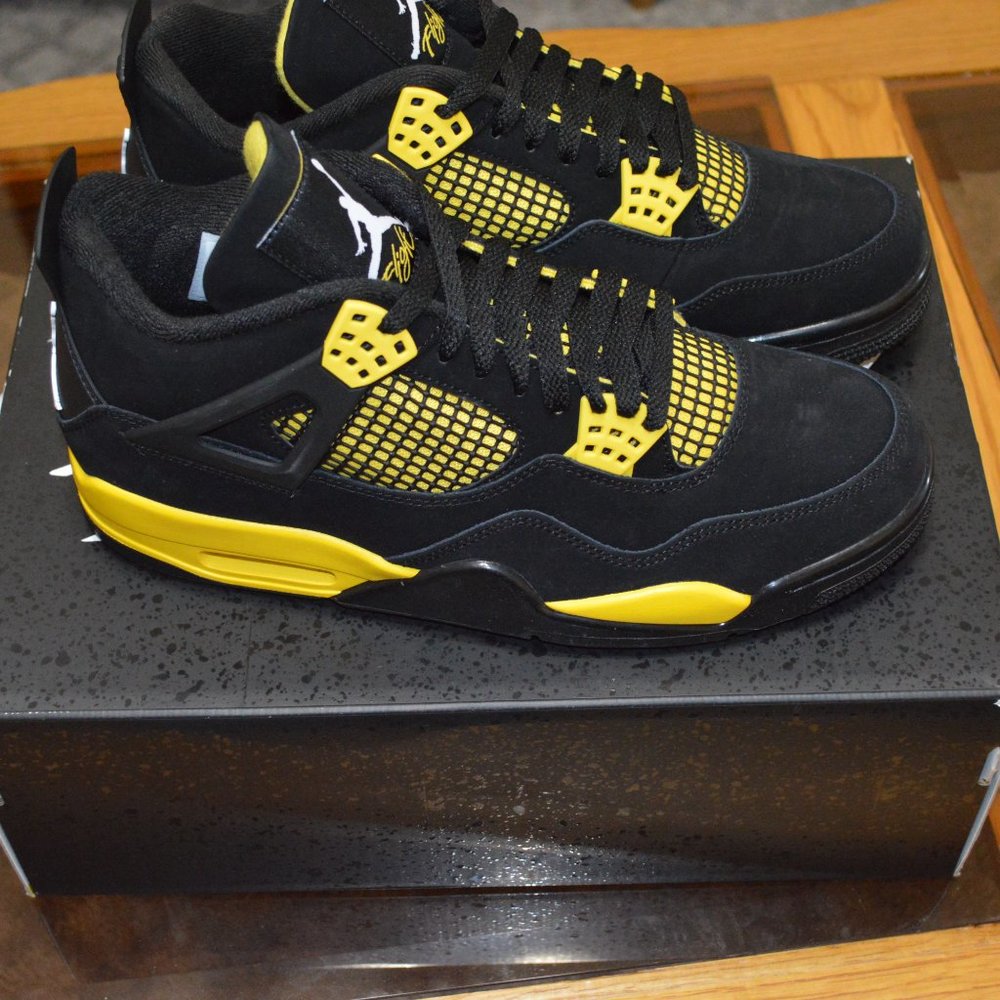 Jordan 4 Thunder 2023 - Picture 5 of 6